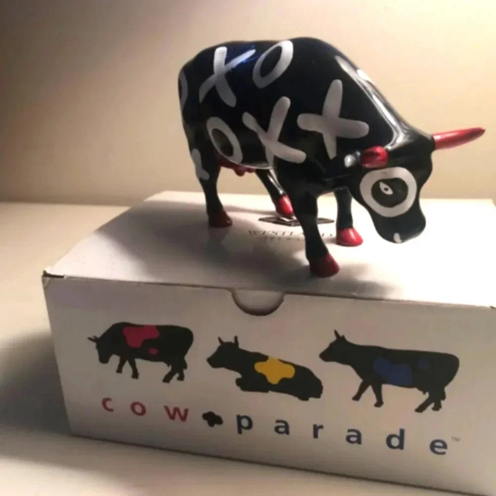 Cow Parade Hugs and Smooches Cow #9176 - Retired 2000